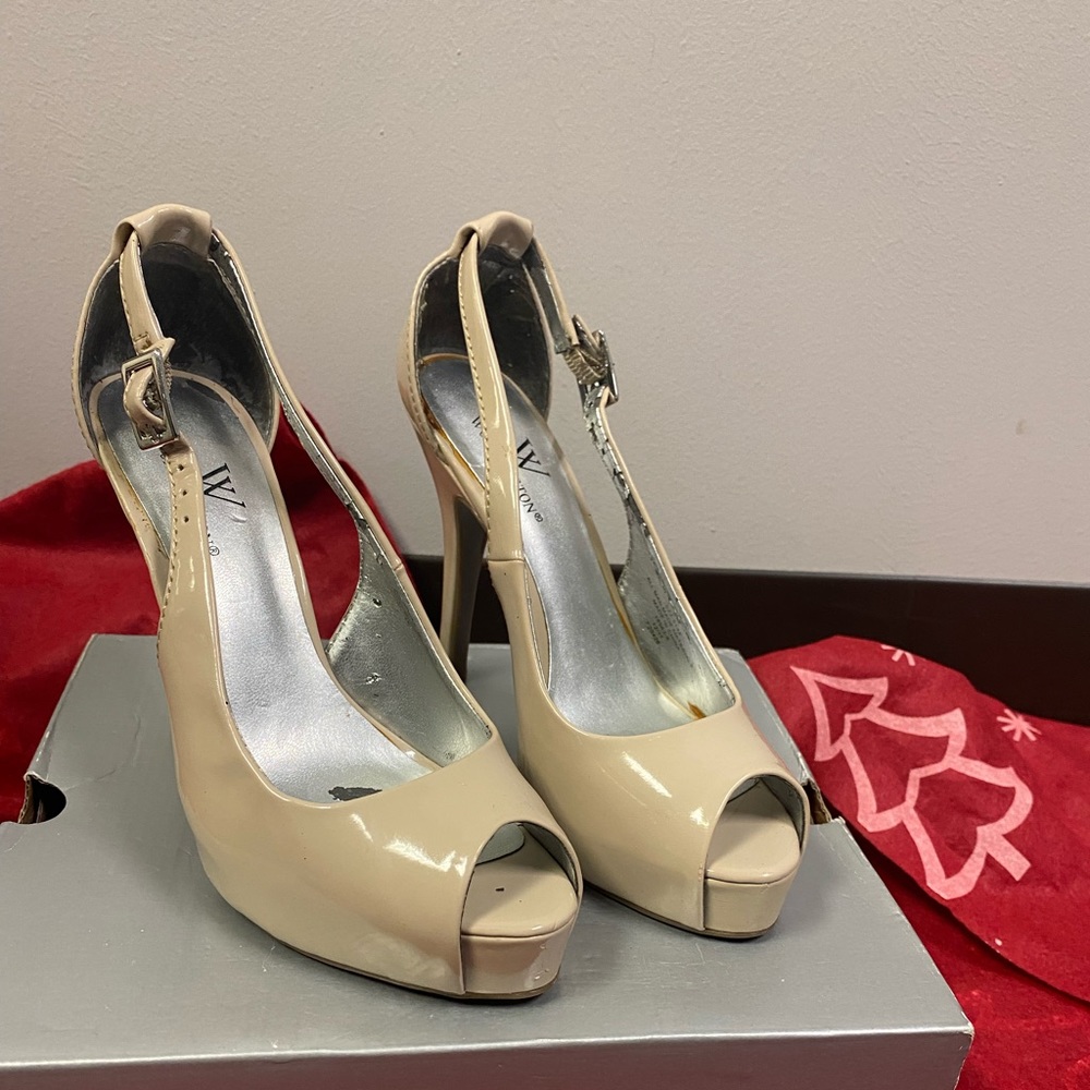 Worthington size 6 Sand color